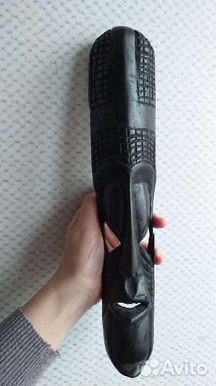 Маска из черного дерева