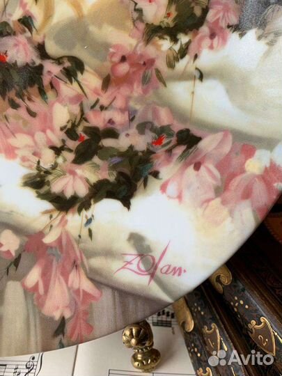 Тарелка настенная Donald Zolan каскад цветов