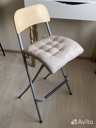 Гримерный стол с зеркалом и стулом