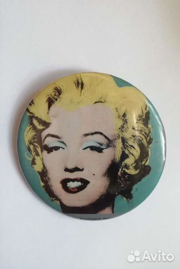 Значки, напульсник, наклейки