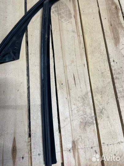 Уплотнитель стекла двери передний левый Bmw 530D