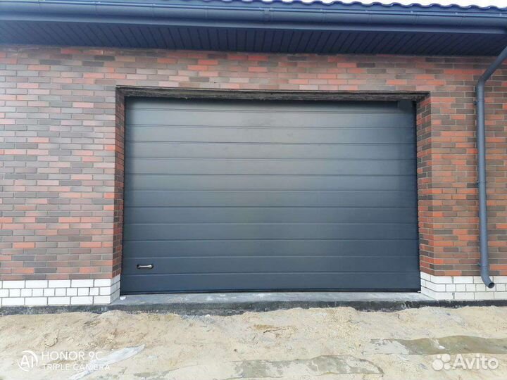 Монтаж секционных ворот