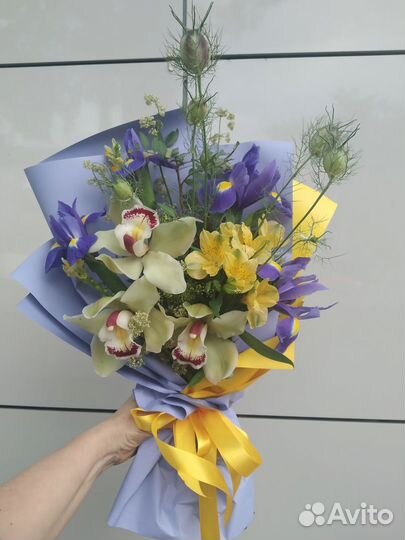 Разнообразие цветов и букетов