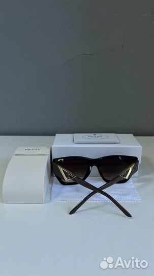 Солнцезащитные очки Prada