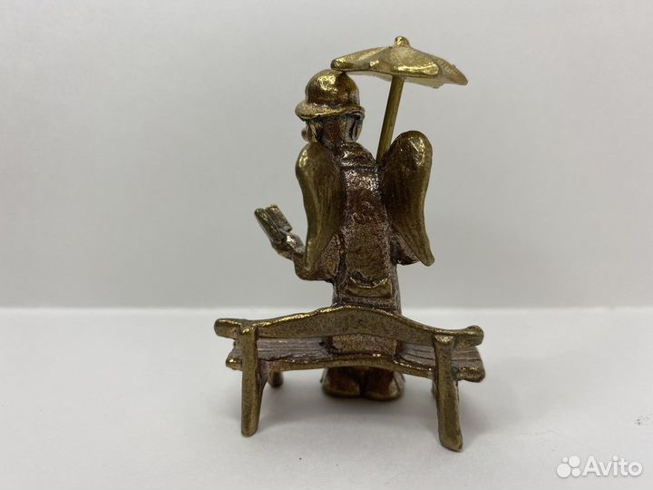 Читающий ангел из бронзы