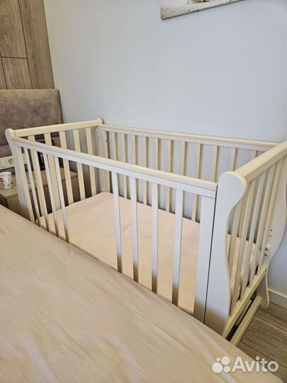 Детская кроватка с маятником и ящиком