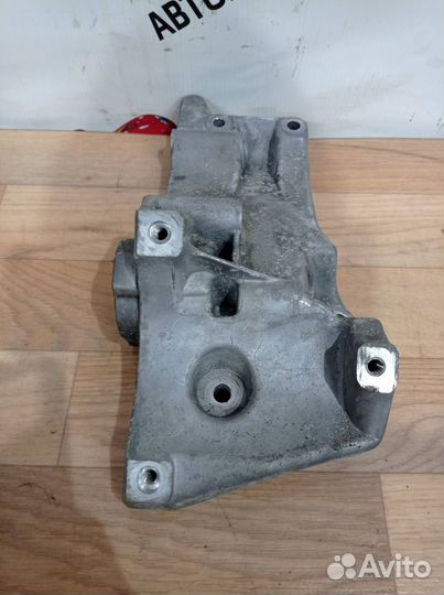 Кронштейн генератора Volkswagen Polo 5 2011