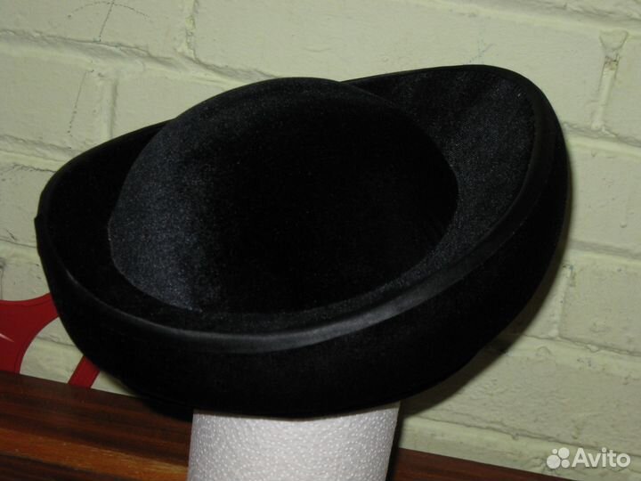 Кокетливая женская велюровая шляпка