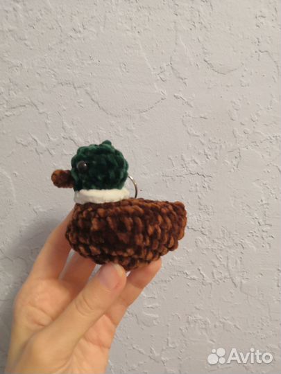 Брелки и резинки для волос из плюшевой пряжи