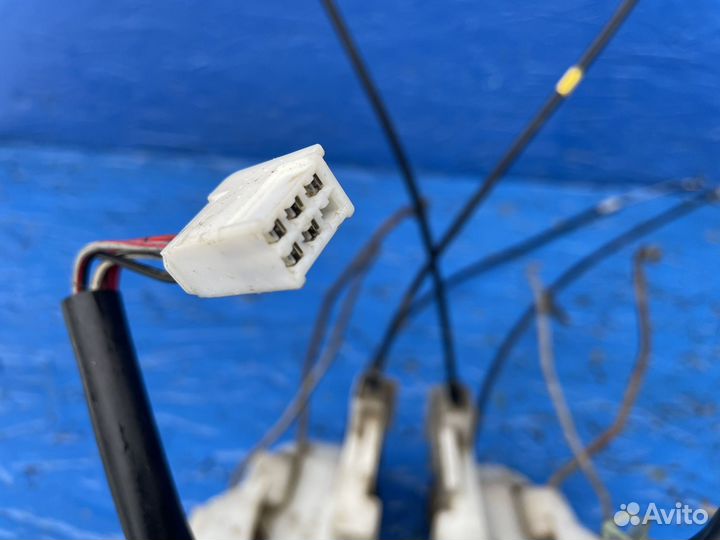 Замок двери передний Мazda MPV 3.0 AJ2002