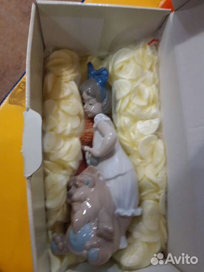 Nao by Lladro. Девочка со львом