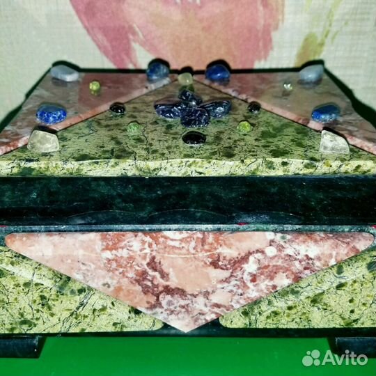 Шкатулка, украшенная драгоценными камнями. Новая