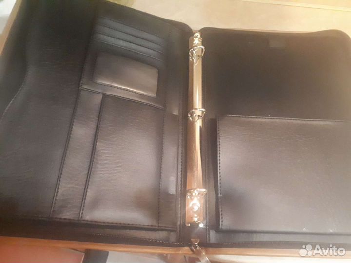 Папка для бумаг на молнии.Внутри отделения для док