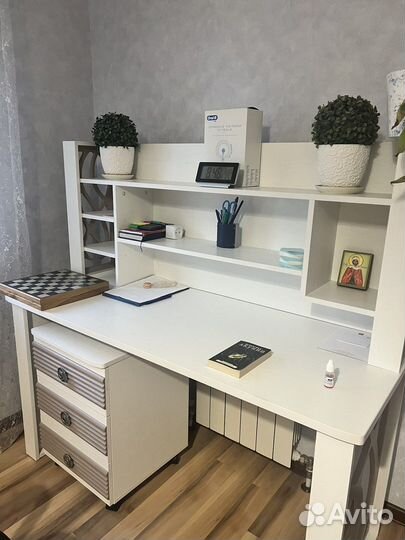 Письменный стол со стулом