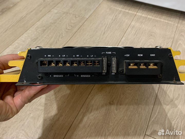 Сабвуфер и усилитель в автомобиль