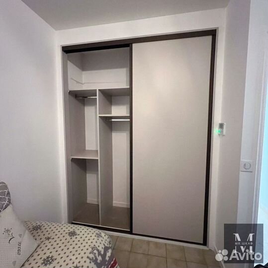 Книжный шкаф