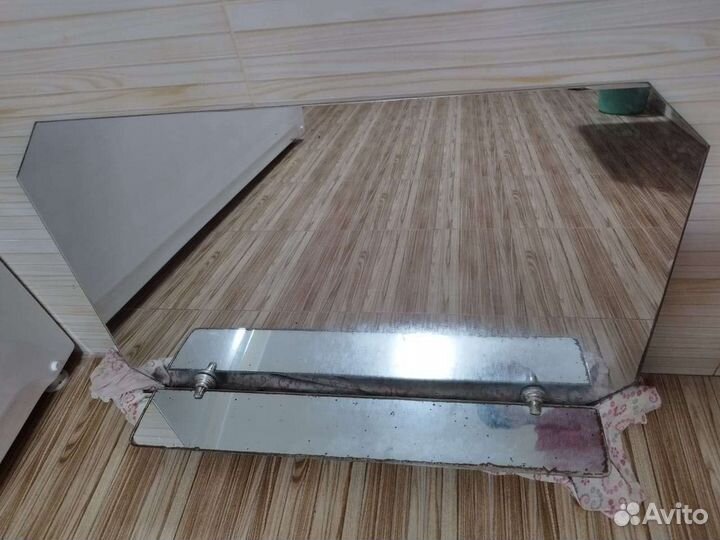 Зеркало с полочкой