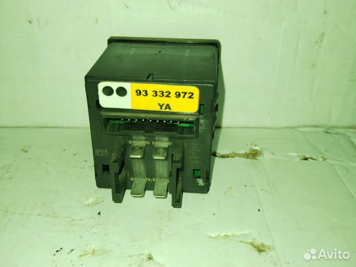 Кнопка аварийки и обогрева сидений 93332972 Opel