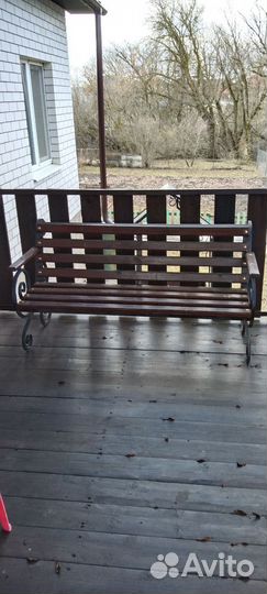 Стол из массива дерева и кованая скамейка