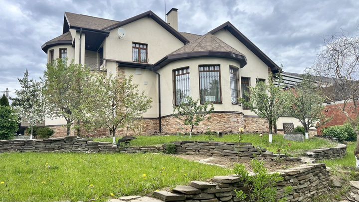 Коттедж 552 м² на участке 15 сот.