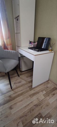 Письменный компьютерный стол, рабочее место