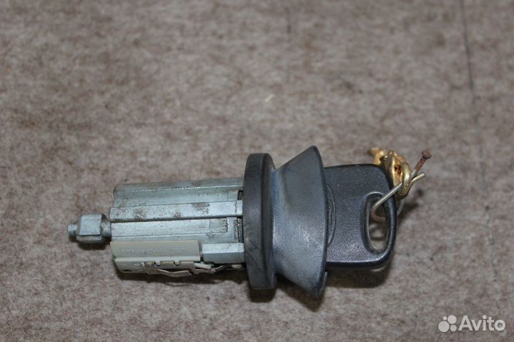 Личинка замка с ключом на Lincoln Navigator 1