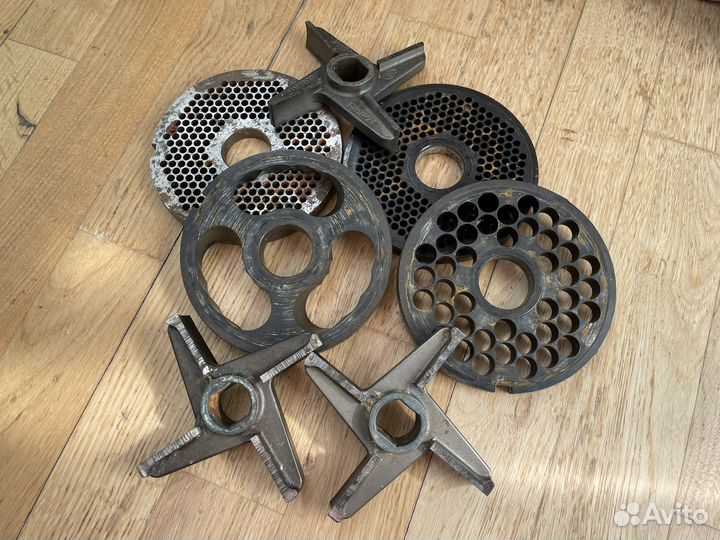 Комплект Ножей И Решеток Для Мясорубки LM-130 KT