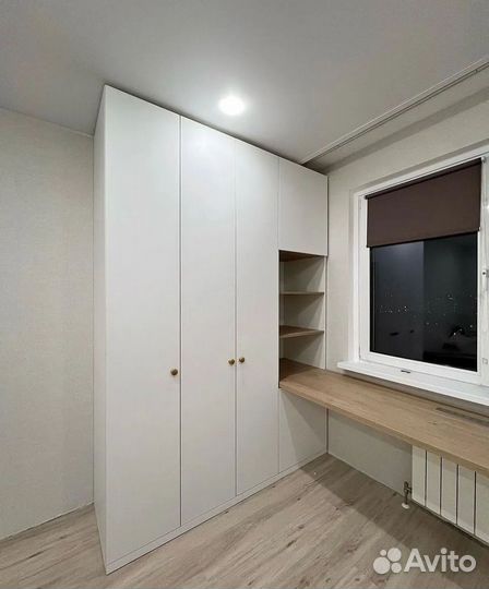 Стол с ящиками