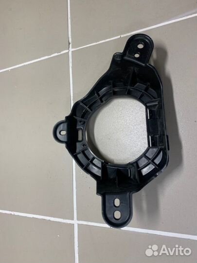 Кронштейн противотуманной фары левый Toyota Land