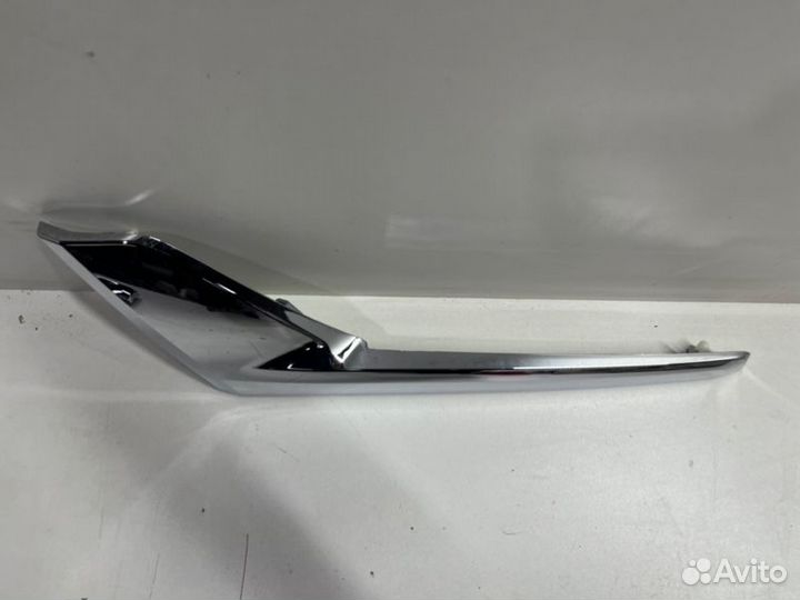 Молдинг фары передний правый Toyota Land Cruiser