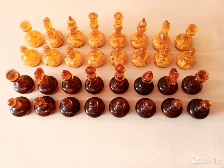 Шахматные фигуры янтарные