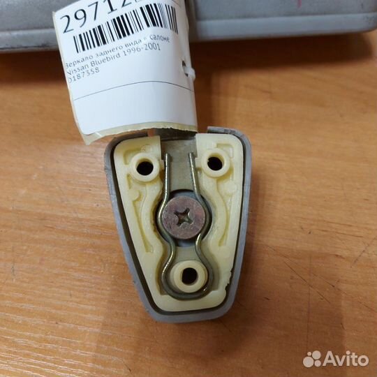 Зеркало заднего вида в салоне Nissan Bluebird