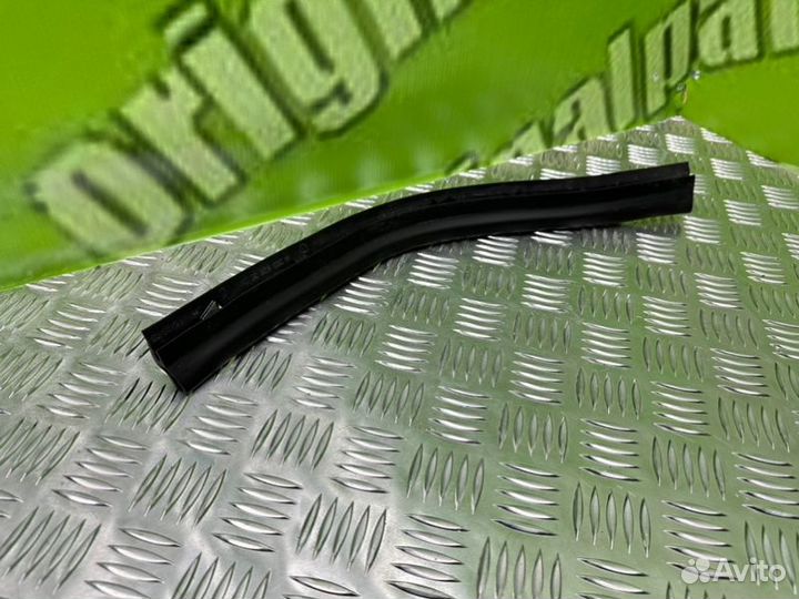 Уплотнительная резинка капота Mercedes-Benz