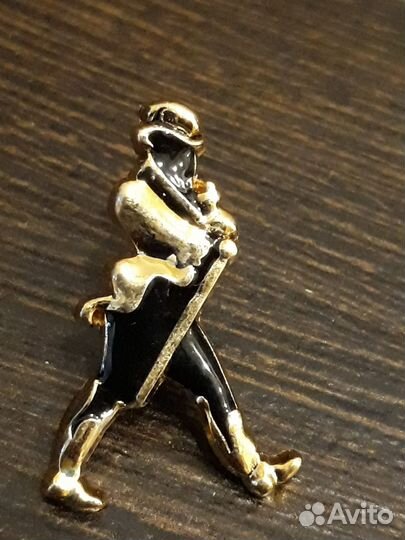 Значки Johnnie Walker и Русский Алкоголь
