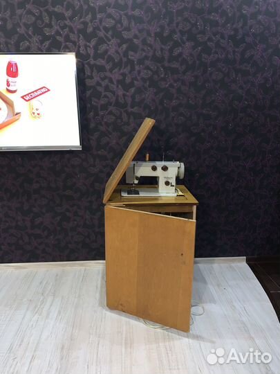 Швейная машинка Чайка с оверлоком и электроприводо