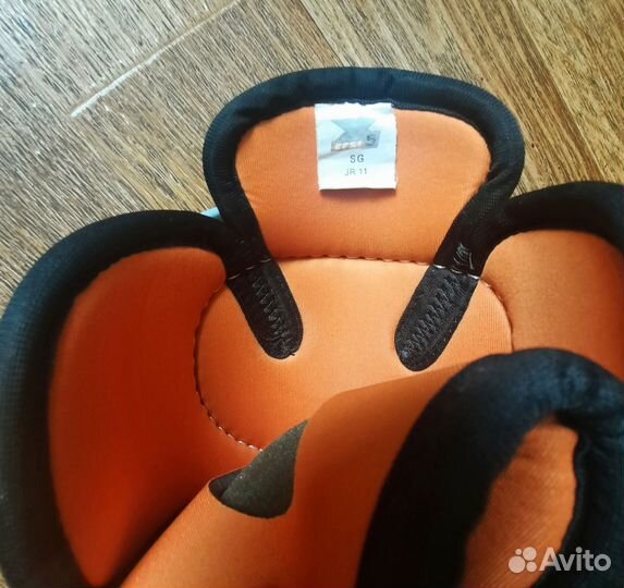 Щитки хоккейные 11