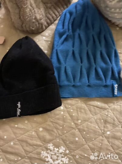 Много Современных шапочек, шарфов, снуды, манишки