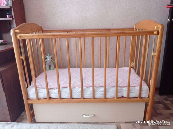 Детская кровать с маятником