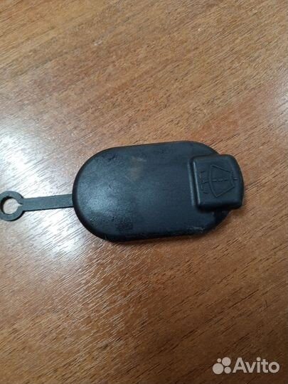 Крышка бочка омывателя на Рено Логан