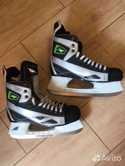 Коньки хоккейные