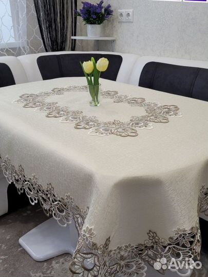 Две новые скатерти (белая и кремовая с кружевами)