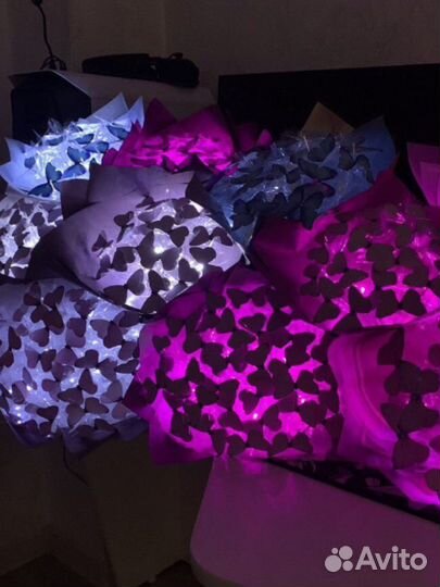 Букет из бабочек светящейся с гипсофилой