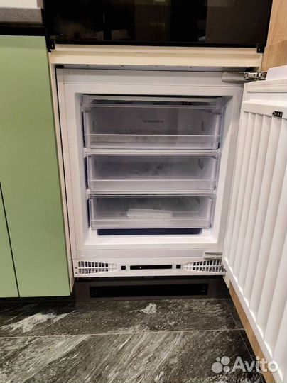 Угловая в потолок, с островом кухня на заказ