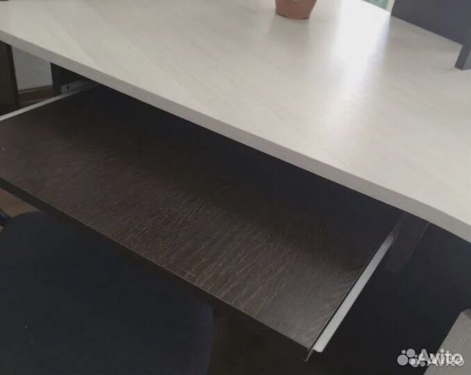 Угловой компьютерный стол