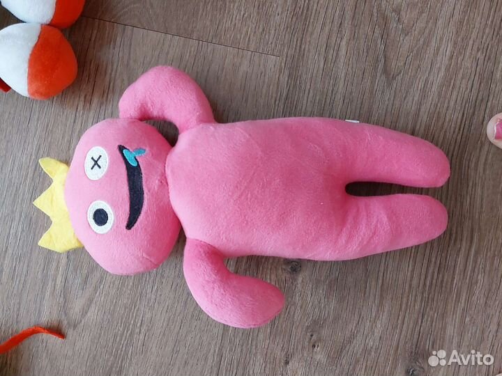 Плюшевый кот, змея, радужные друзья