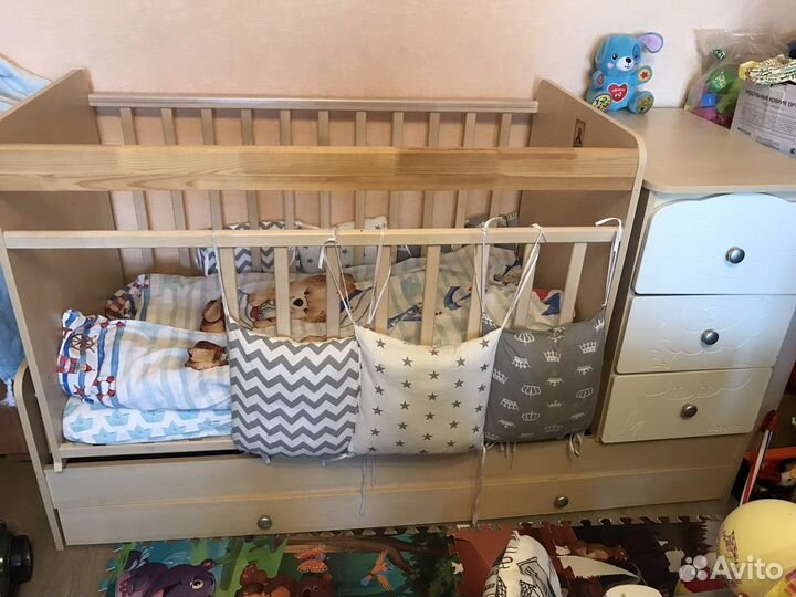 Детская кроватка с маятником