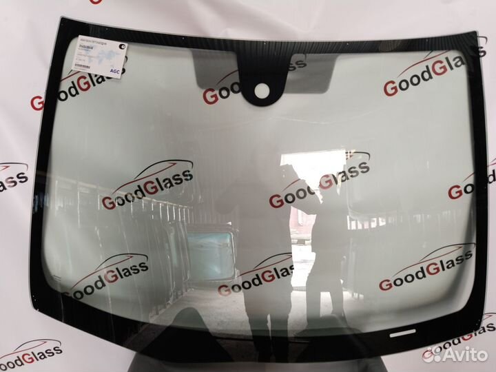 Лобовое стекло Ниссан Тиида 2004-2014 год