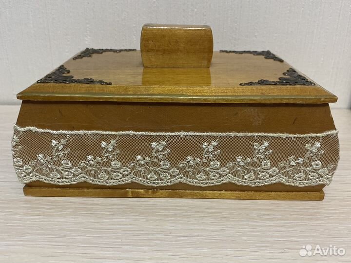 Шкатулка из дерева бронзовые накладки. Винтаж