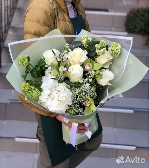 Букеты с кустовыми розами, лилиями и эвкалиптом