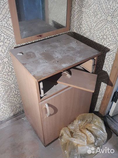 Зеркало с тумбочкой